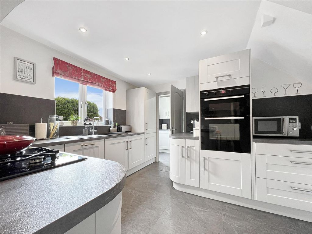 Property photo 3 of 30 F123679E55E5E76F766201Ff29A2Fac9F64A62E0.Jpg