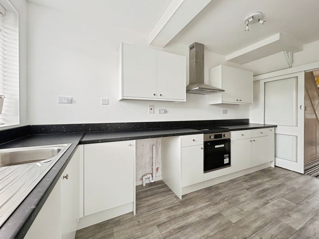 Property photo 2 of 19 Kitchen