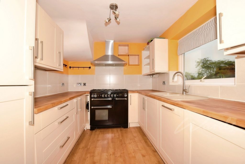 Property photo 3 of 9 592E4403-Kitchen
