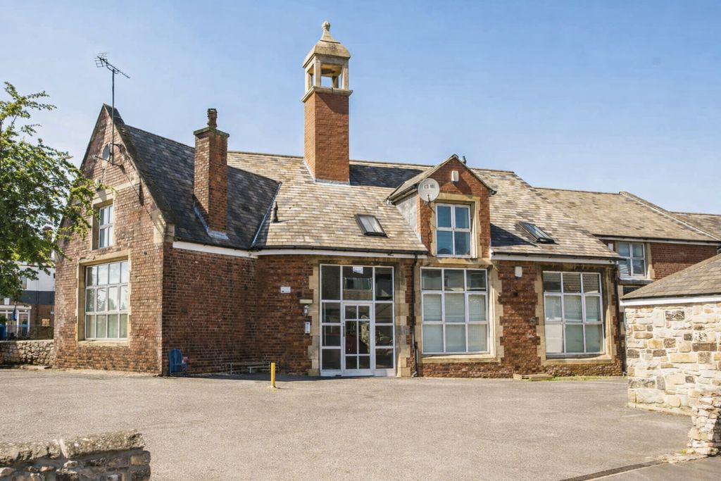 Property photo 1 of 18 Building Access