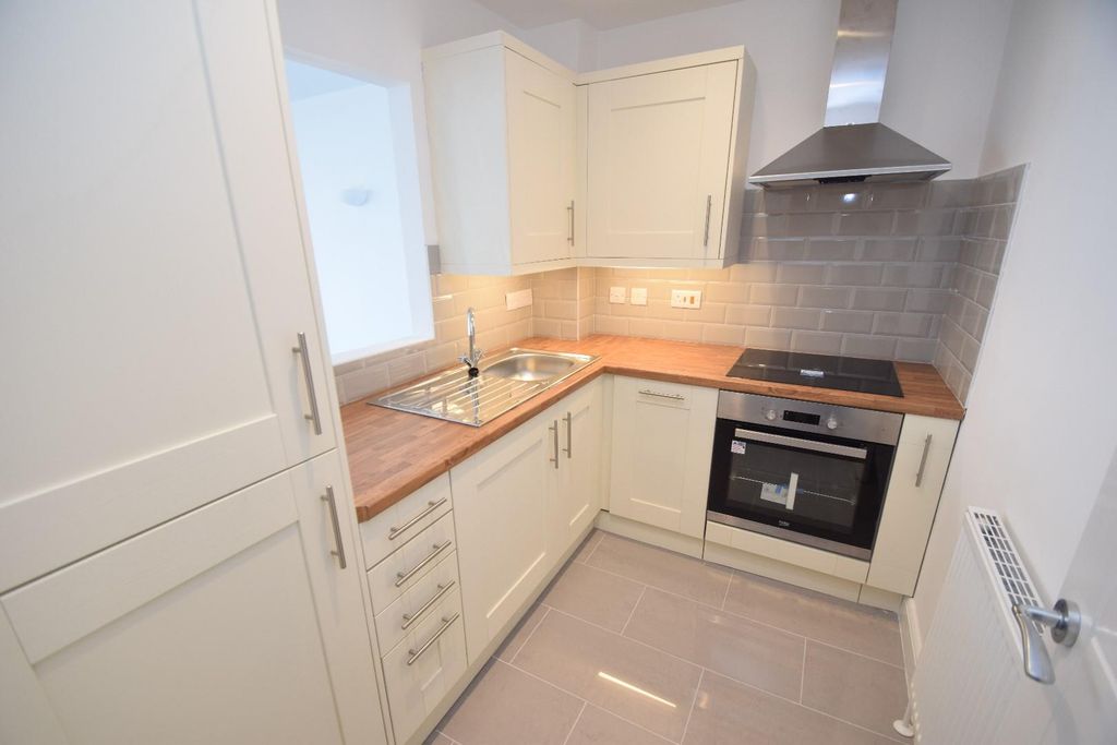 Property photo 3 of 7 5 Beauchamp Court Kitchen.Jpg