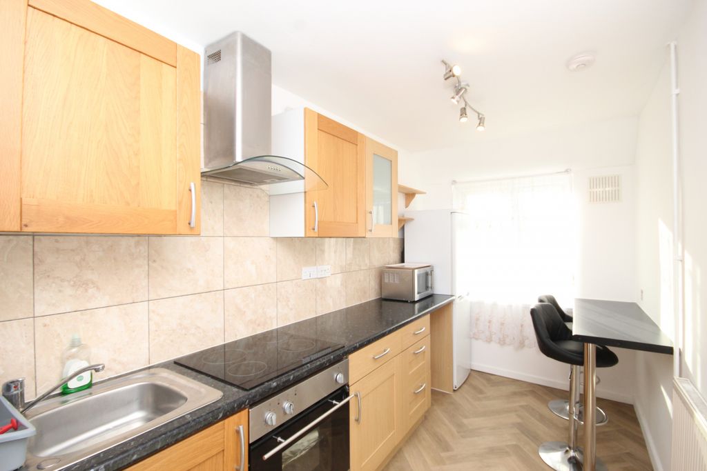 Property photo 1 of 6 Village Way, Willesden, London, Nw10