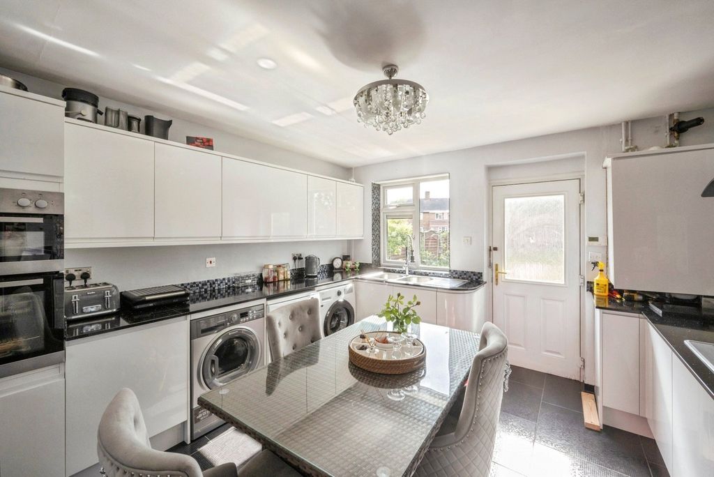 Property photo 3 of 17 Kitchen