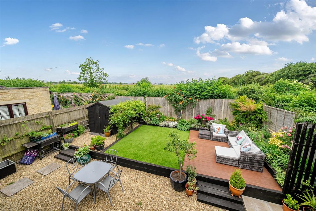 Property photo 2 of 22 1299811-18-6838492Da2d95.Jpg