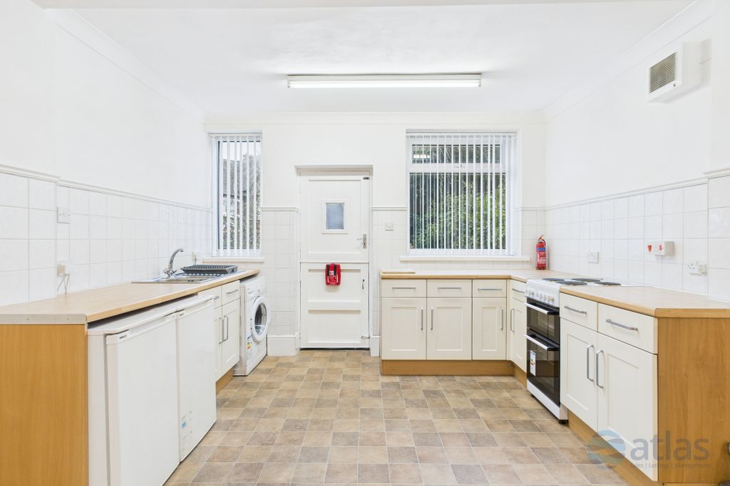 Property photo 2 of 12 Living Room/Kitchen