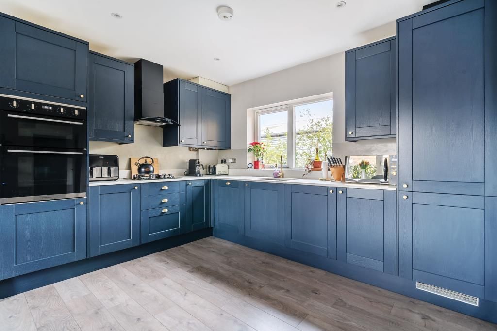 Property photo 3 of 11 Modern Kitchen