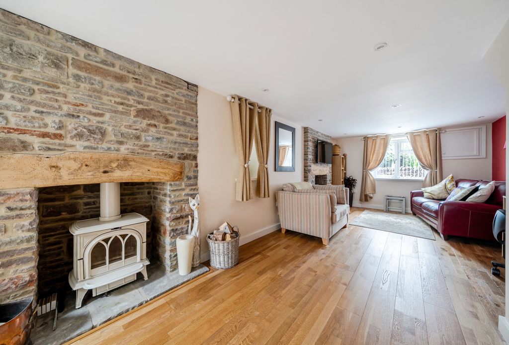 Property photo 2 of 35 Sitting Room