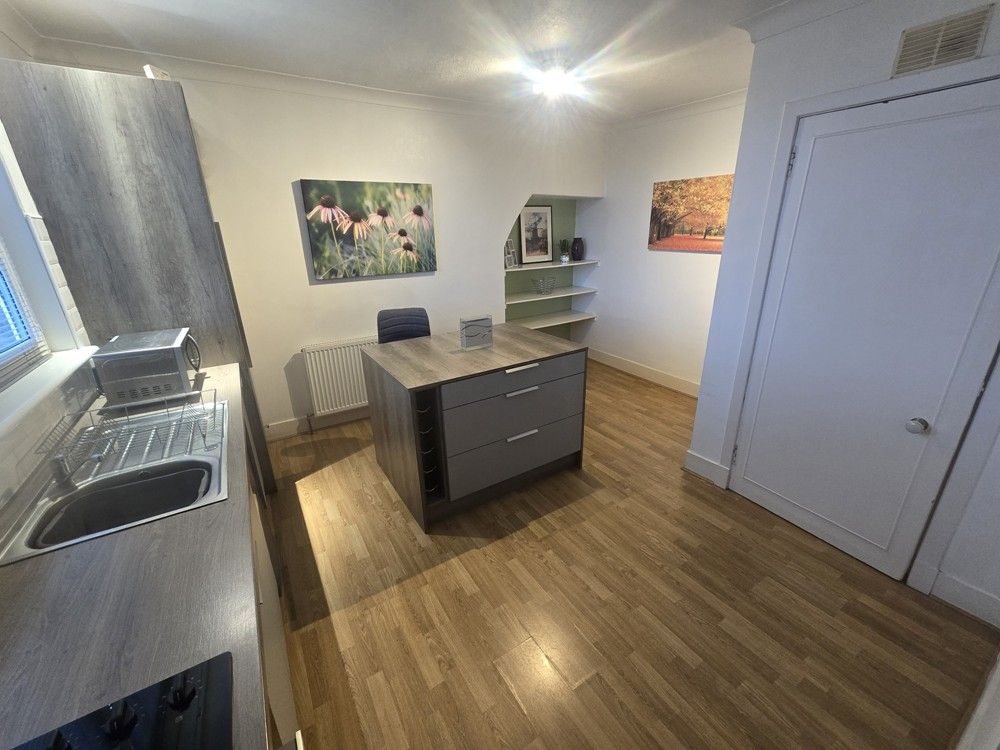 Property photo 3 of 7 Kitchen Dining
