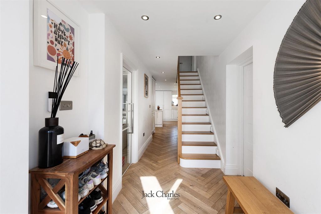 Property photo 2 of 18 22 Stainer Rd, Tn10 4Ds 002.Jpg