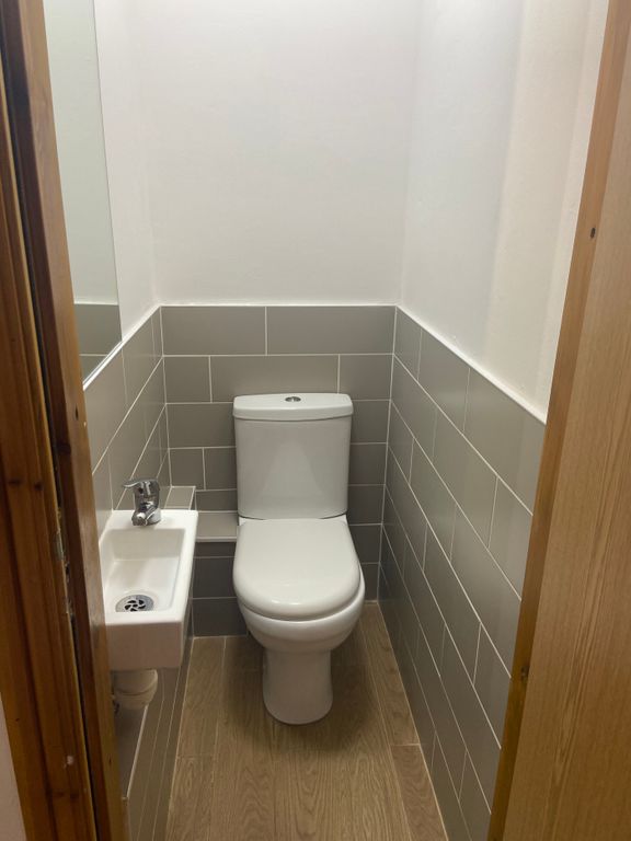 Property photo 2 of 17 A Modern And Tidy Single Toilet With Sleek Finishe...