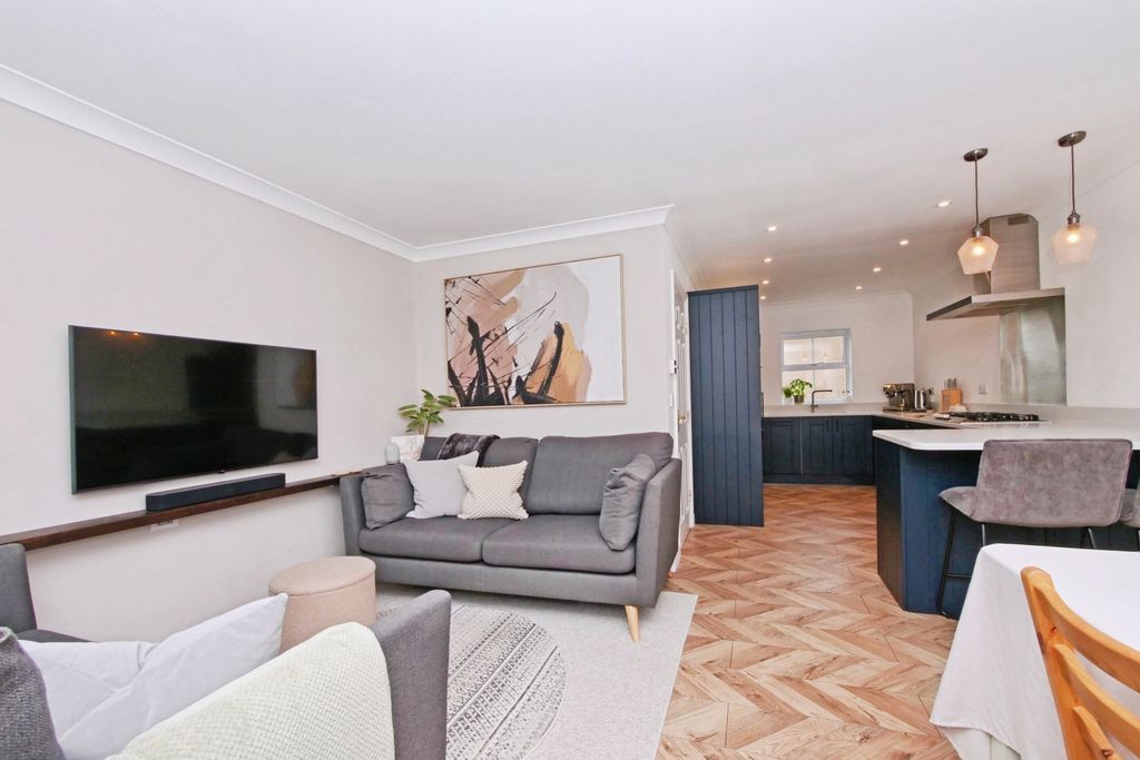 Property photo 3 of 15 Lounge / Kitchen