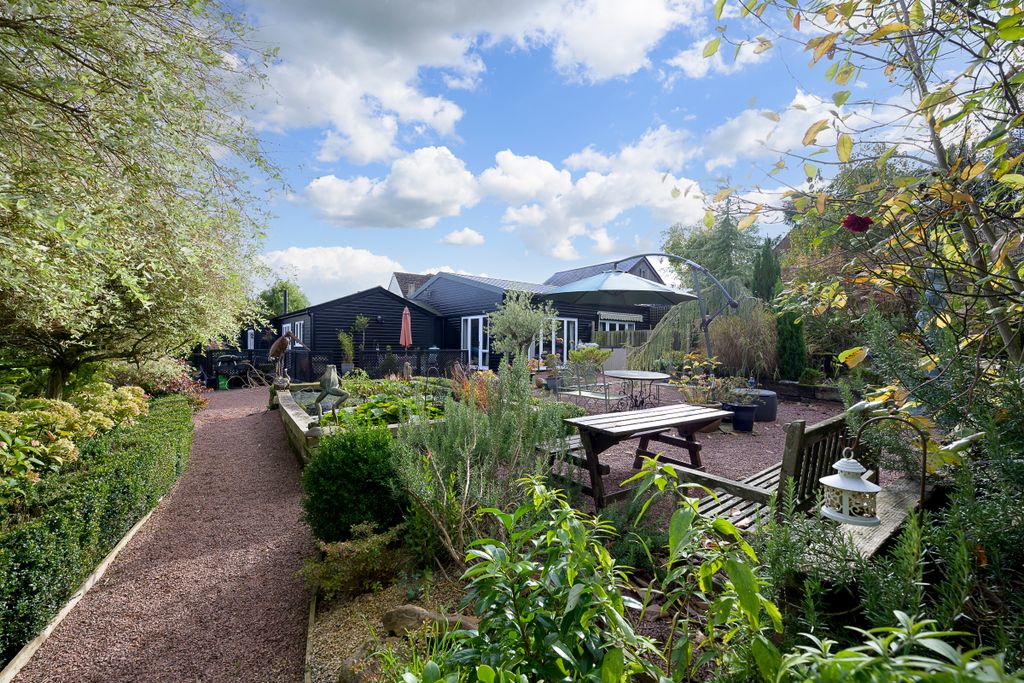 Property photo 1 of 26 Walnut Barn Garden-11