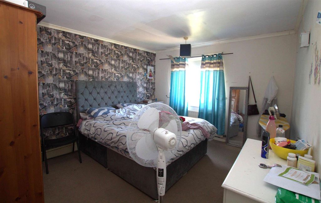 Property photo 3 of 9 Bedroom 1.Jpg