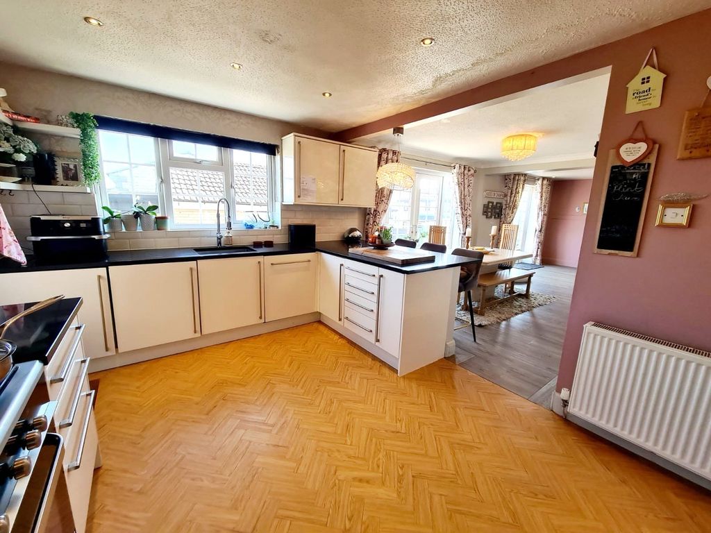 Property photo 2 of 24 Stunning Kitchen