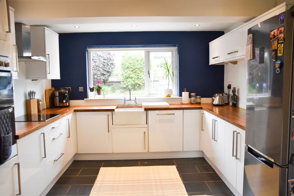 Property photo 2 of 32