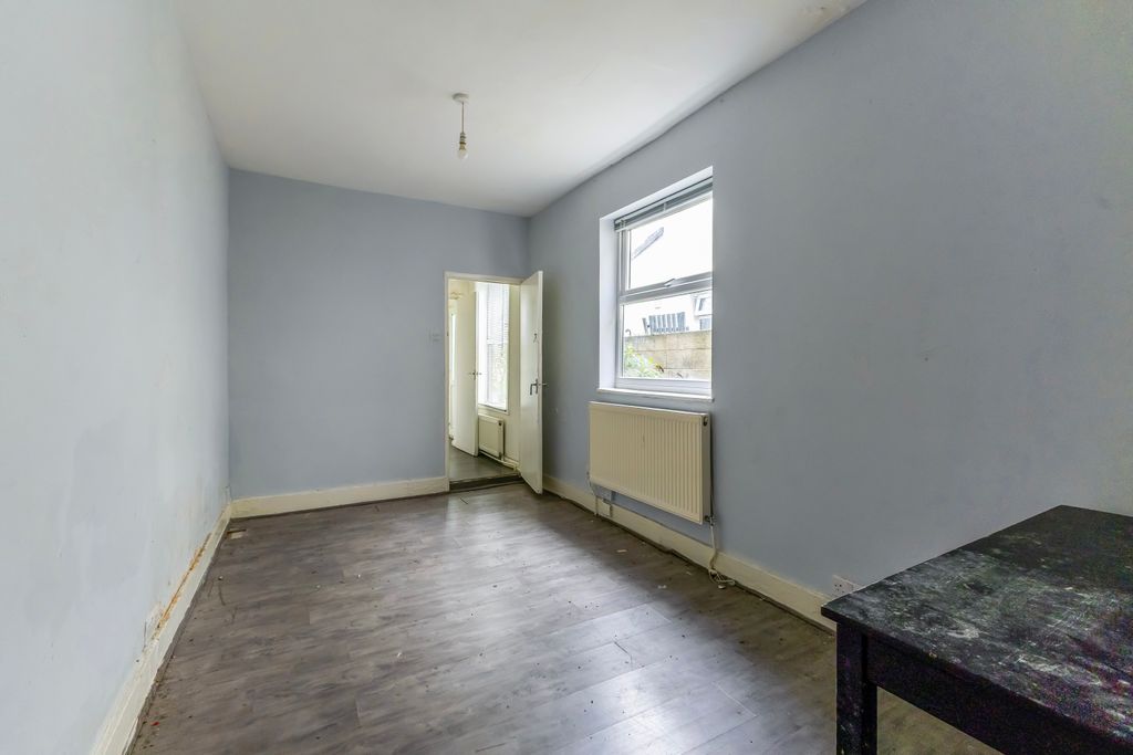 Property photo 2 of 19 96 Crawley Road, Luton, Lu1 1Hz