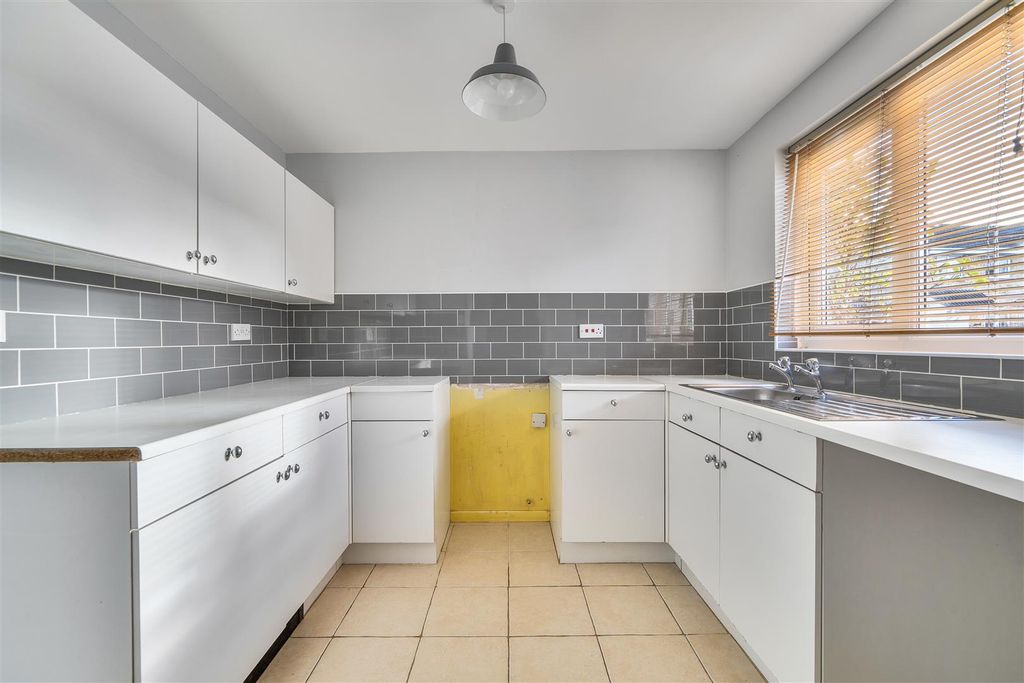 Property photo 3 of 19 Kitchen