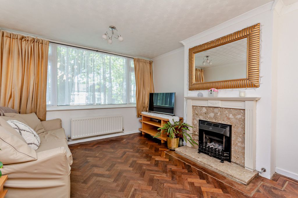 Property photo 3 of 18