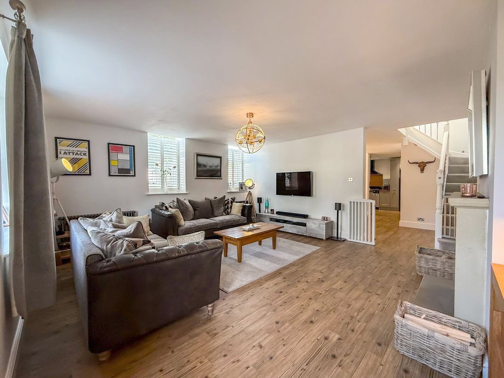 Property photo 2 of 36