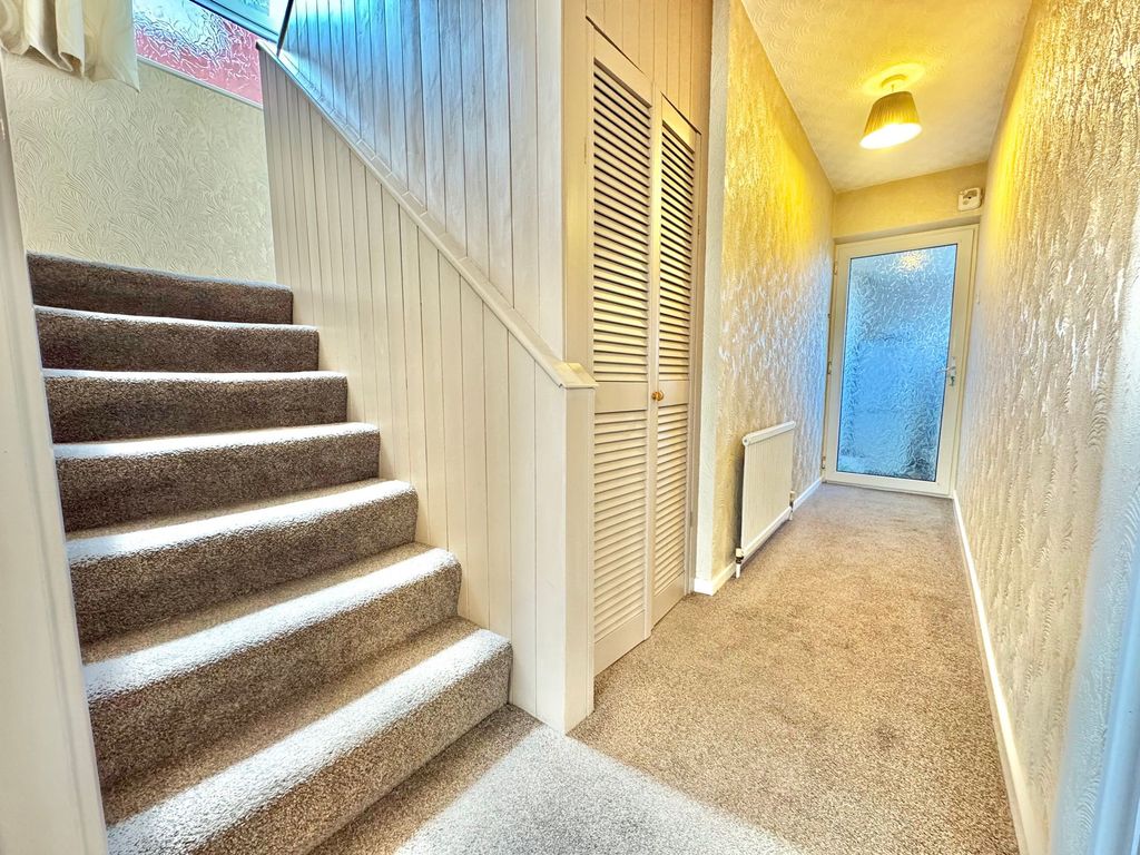 Property photo 3 of 36 Entrance Hall