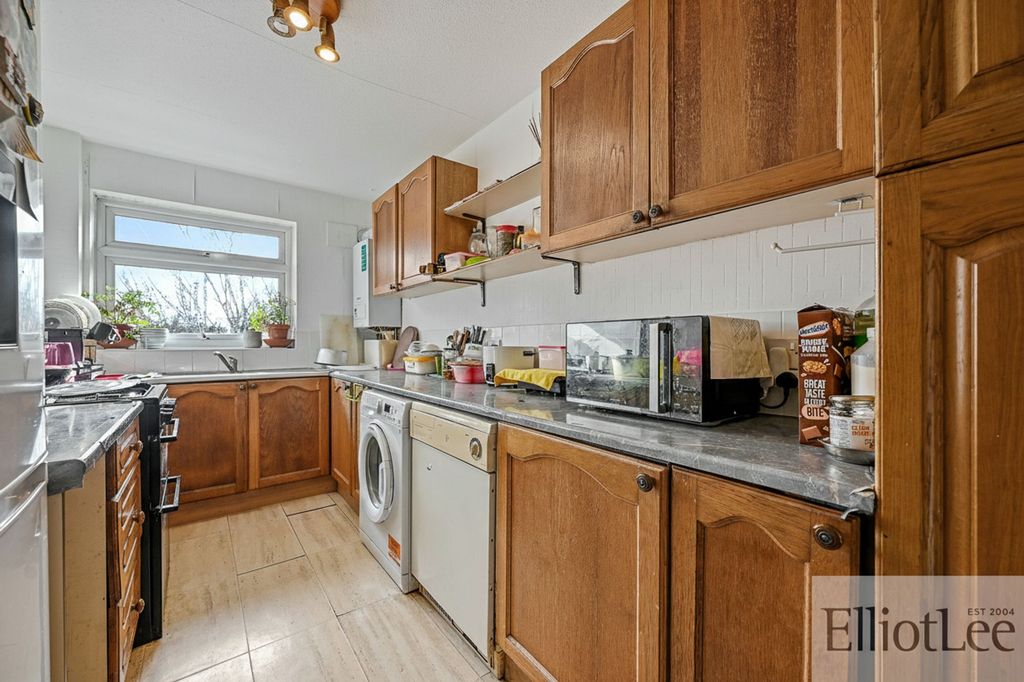2 bed flat for saleNigel Close, Northolt UB5 photo 4