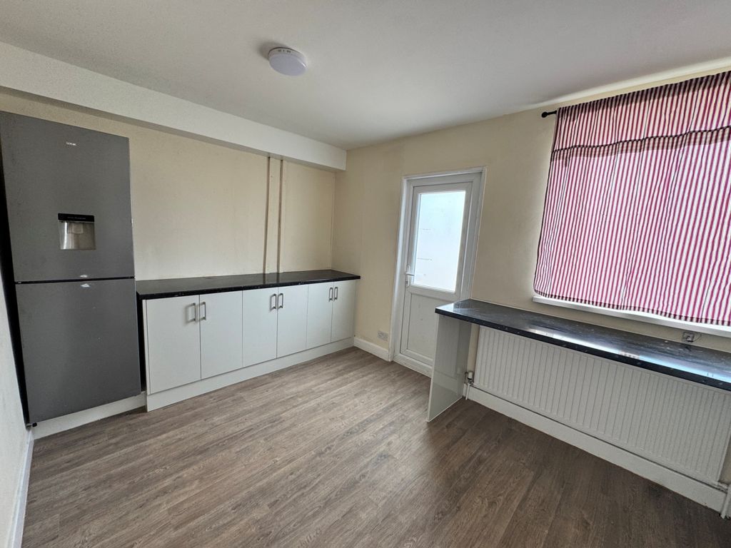 Property photo 1 of 10 4 Bed Flat To Rent Parklands Parade, Hounslow Tw5