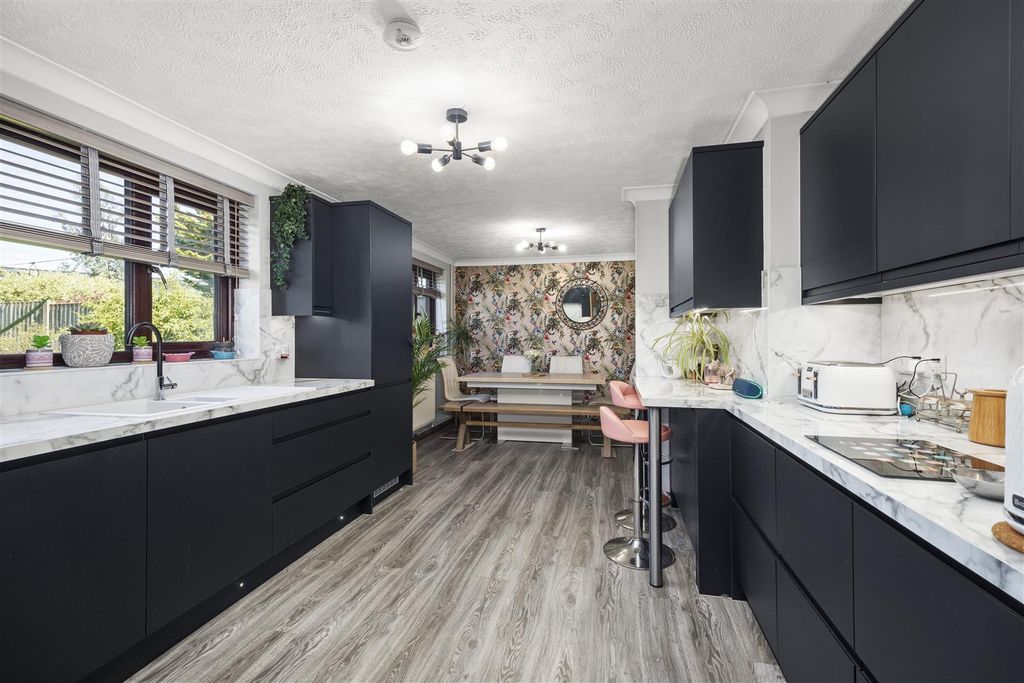 Property photo 2 of 32