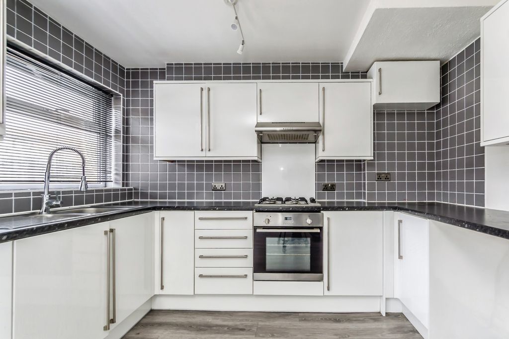 Property photo 3 of 8 Kitchen