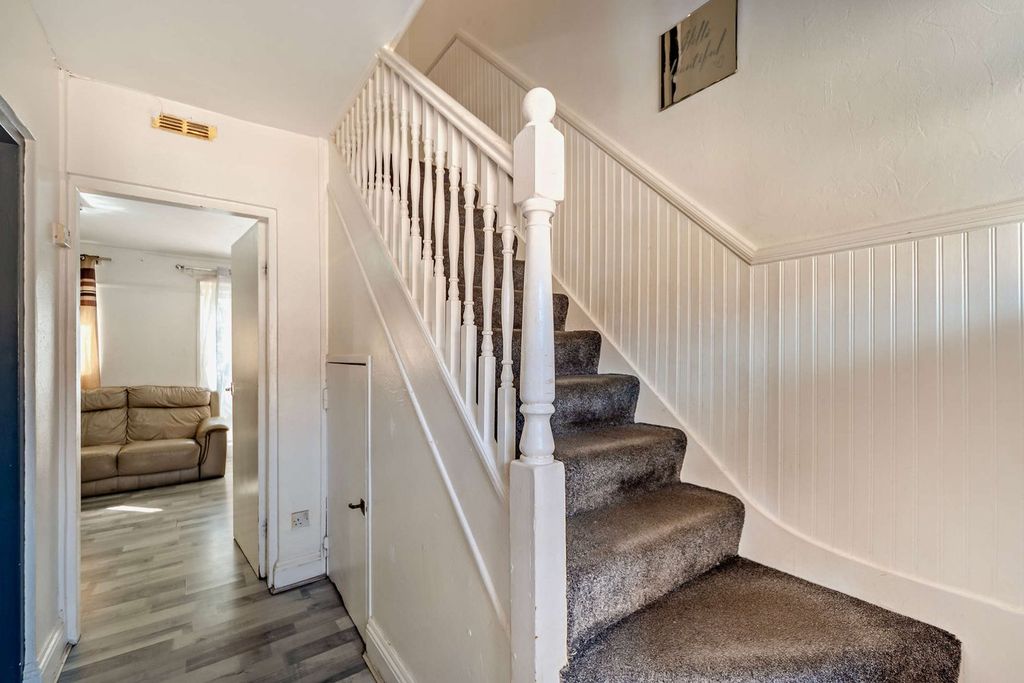 Property photo 2 of 27