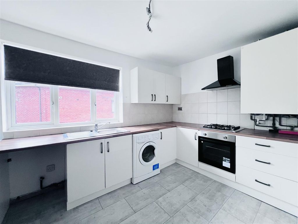 Property photo 2 of 10 Kitchen