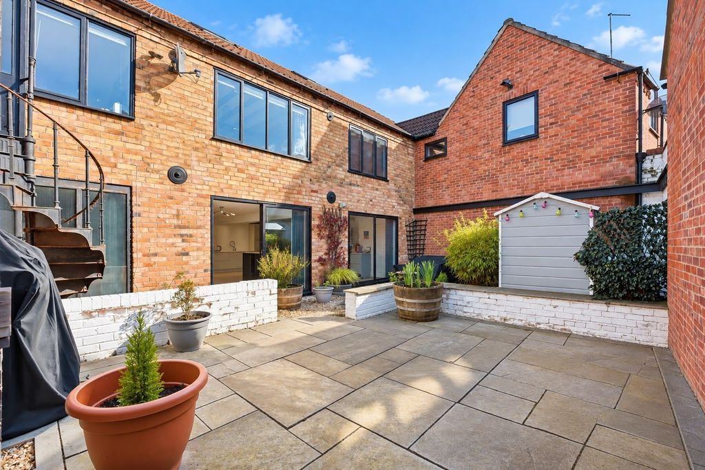 Property photo 1 of 32