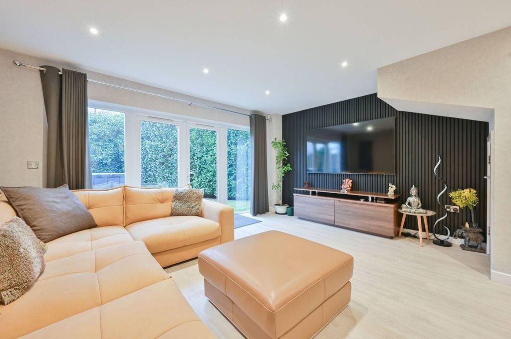 Property photo 3 of 27