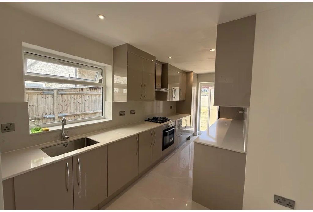 Property photo 2 of 7 Kitchen