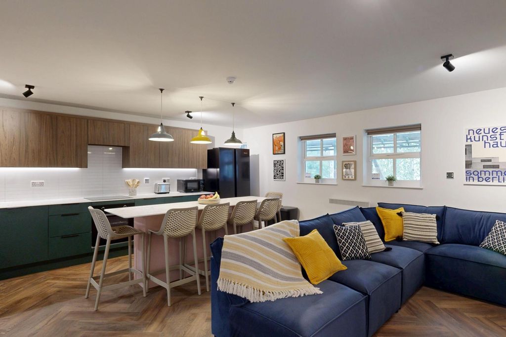 Property photo 2 of 17 Bright And Welcoming Contemporary Living Room With...