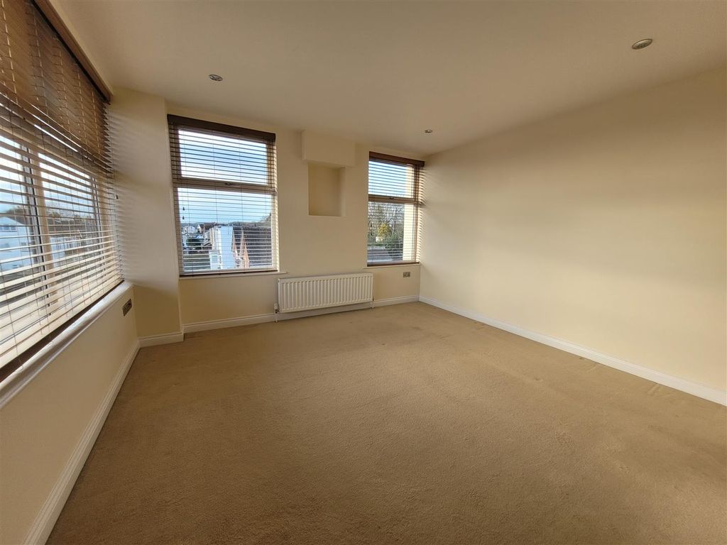 Property photo 3 of 6 Lounge