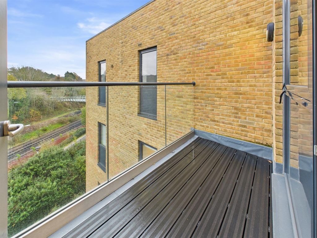 Property photo 3 of 10 Cam02885G0-Pr0516-Still008.Jpg