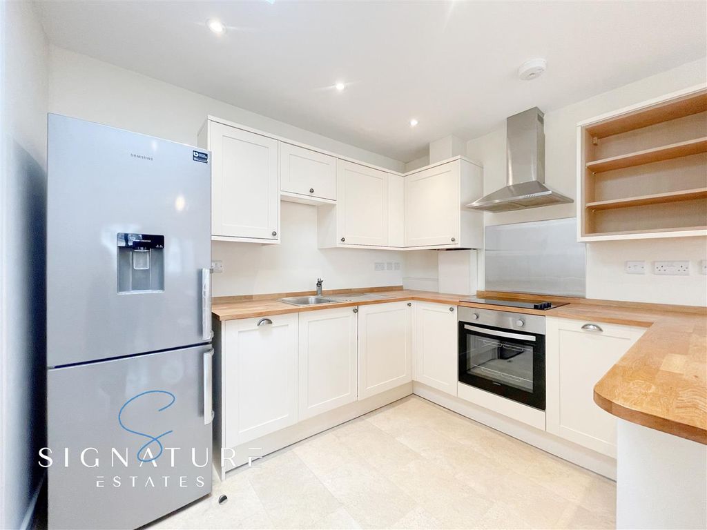 Property photo 3 of 9 Kitchen/Living Room