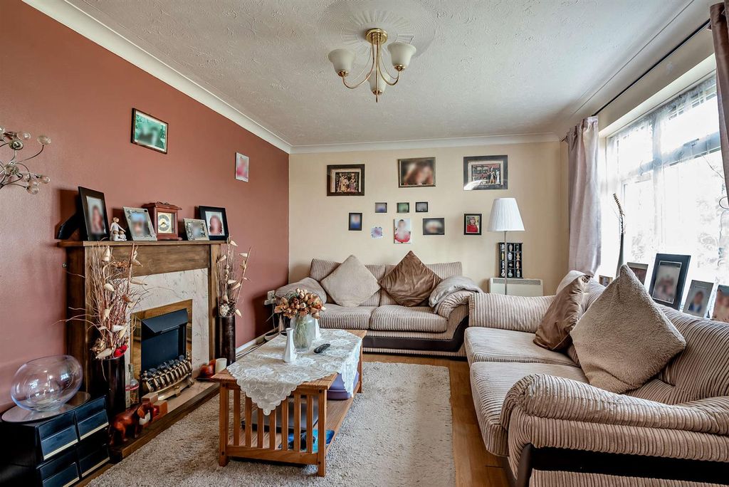 Property photo 3 of 16 8646278-Interior12-800.Jpg