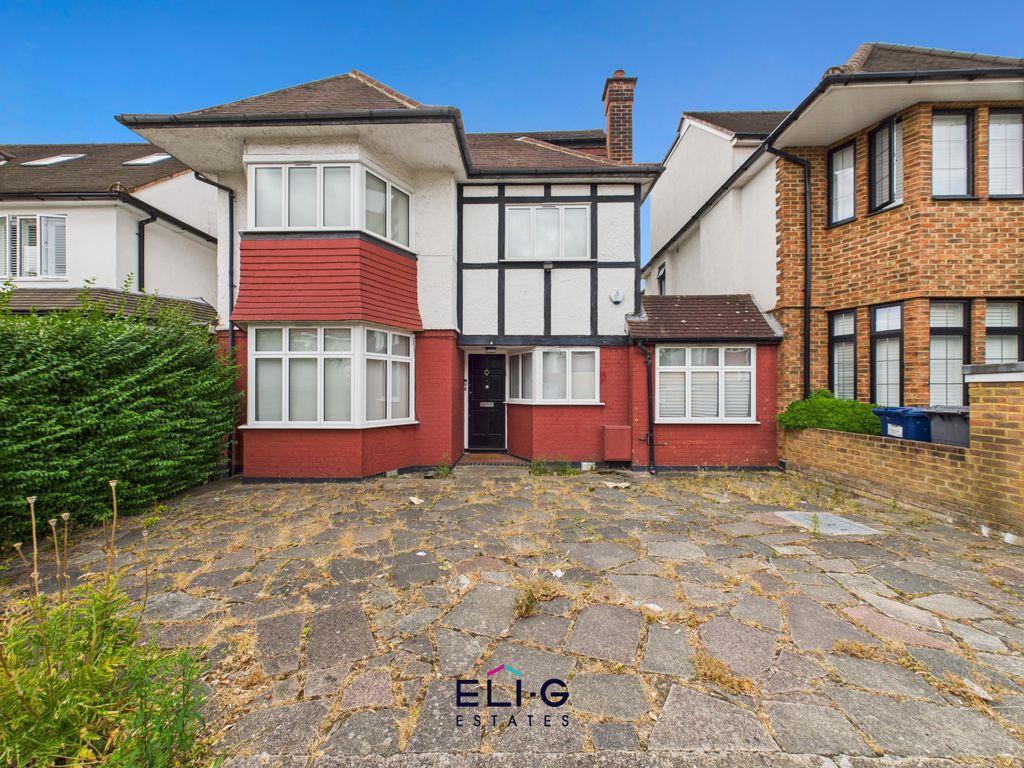 Property photo 1 of 15 A Large Four-Bedroom Link-Detached Chain-Free Property With A Desirable South West-Facing Garden