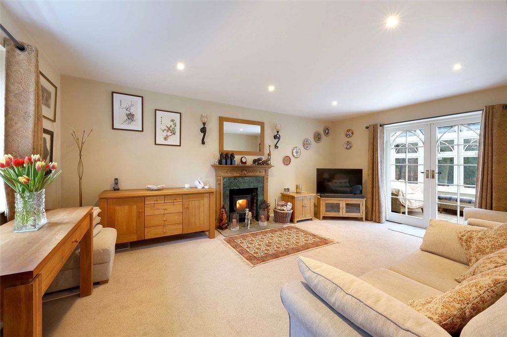 Property photo 2 of 14 Sitting Room