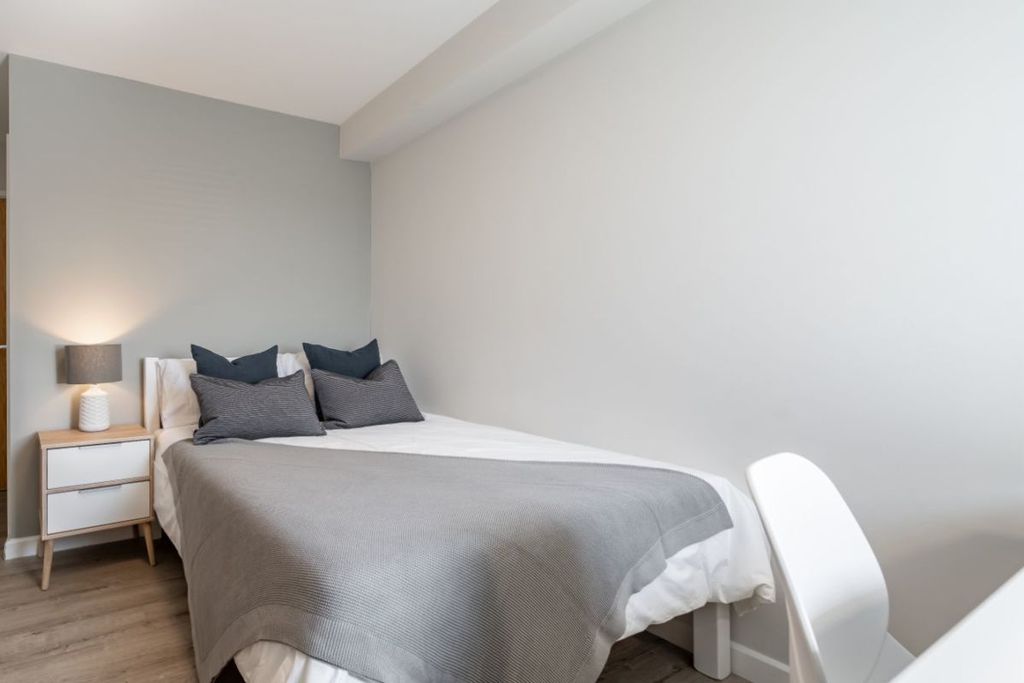 Property photo 2 of 17 1Fsf10 - Bedroom