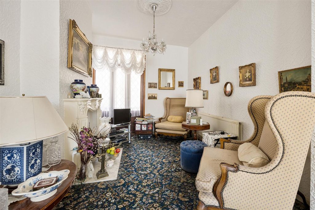 Property photo 2 of 16 Fairfield Road, E3