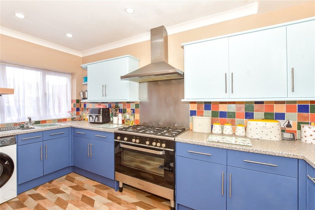 Property photo 3 of 10 Kitchen