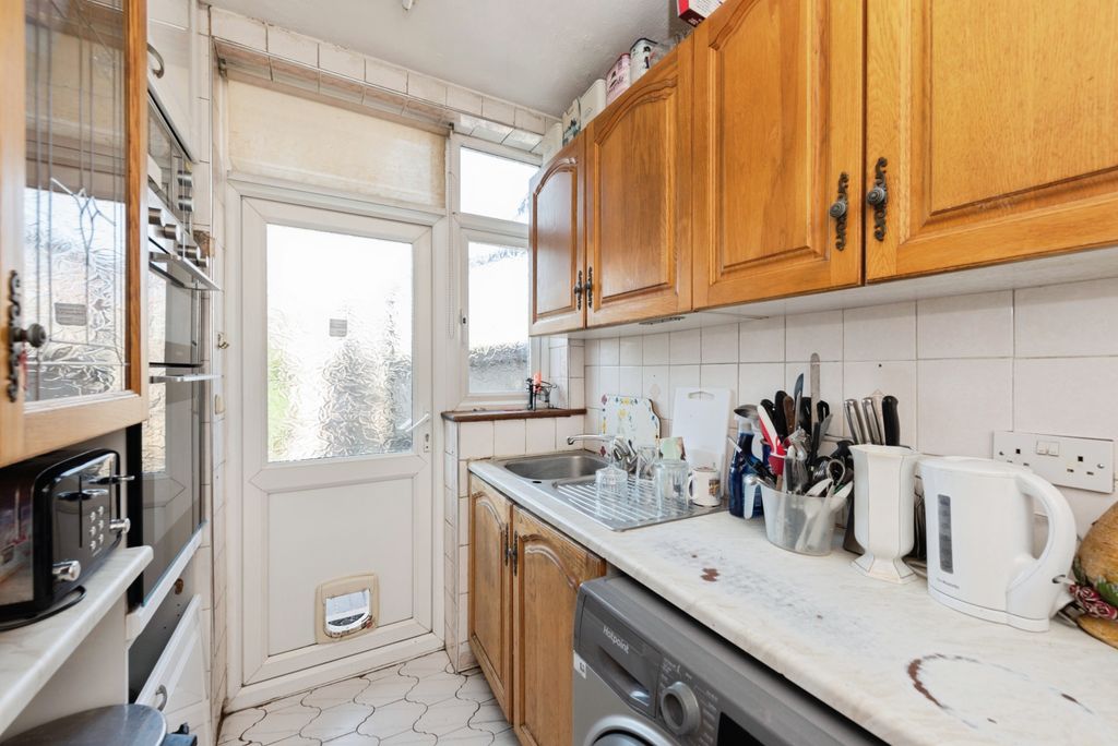 Property photo 3 of 19 Kitchen