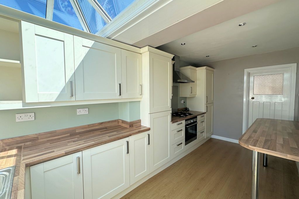 Property photo 3 of 18 Kitchen