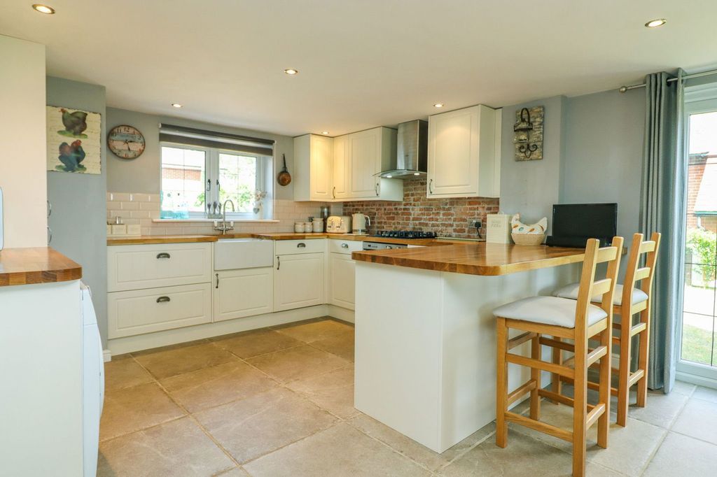 Property photo 2 of 27