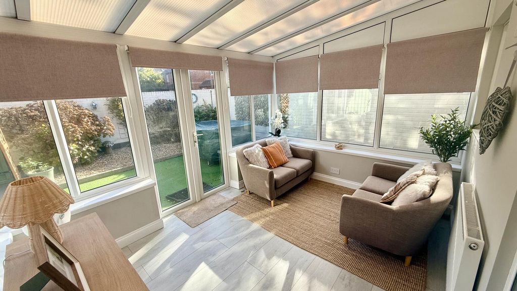Property photo 3 of 16 Conservatory