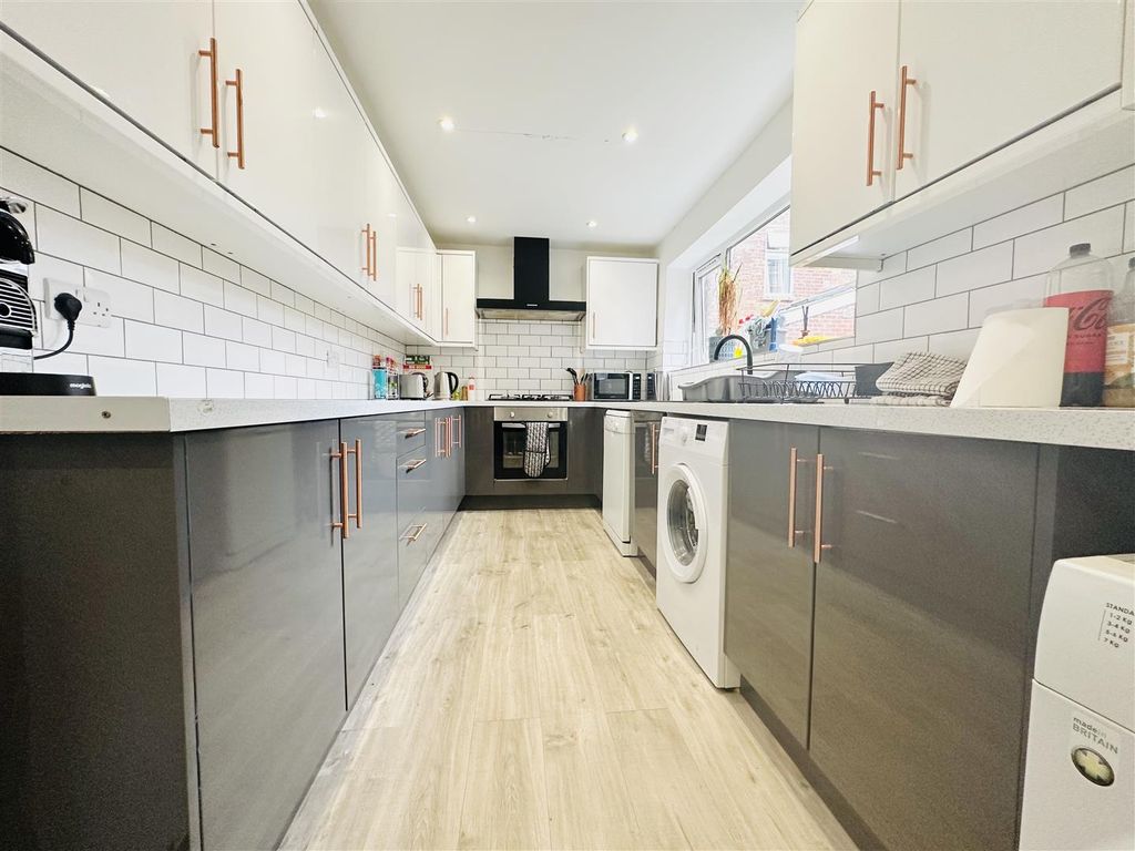 Property photo 3 of 12 Kitchen