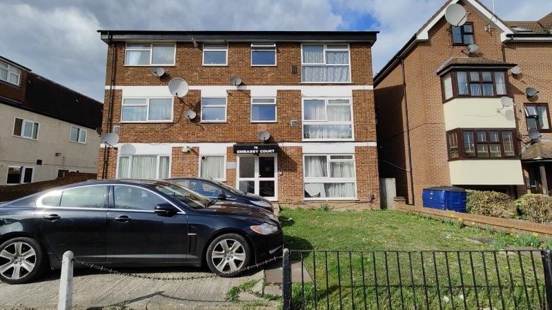 Property photo 1 of 15 One Bed Top Floor Flat Kenton Road Harrow With Shopping Area / Bakerloo Line Underground Station Nearby
