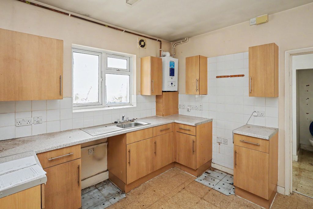 Property photo 3 of 16 First Floor Flat, 49 Thorpe Road, Walthamstow, London, E17 4La